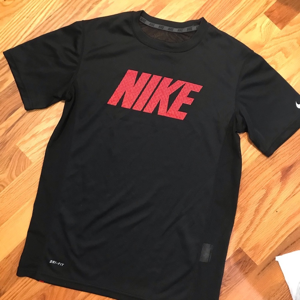 👟NIKE Short Sleeve Shirt